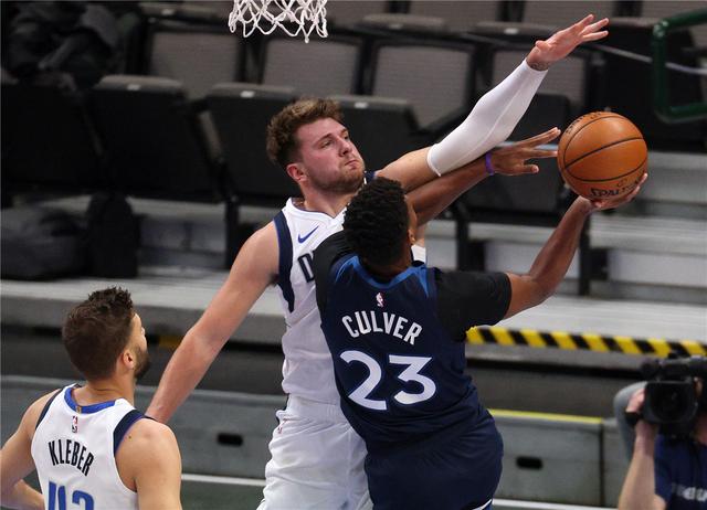 她重新审视 她重新审视